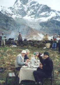 Breakfast & Machhapuchhre.jpg (93122 bytes)