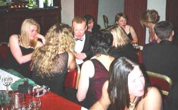 Dave O'Snoreman gathers his fans 2.jpg (65255 bytes)