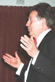 Eddie exagerating 2.jpg (46832 bytes)