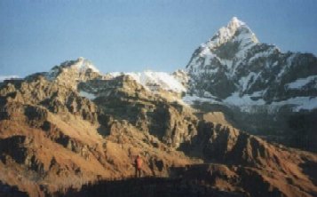 Mardi Himal & Machhapuchhre.jpg (76481 bytes)