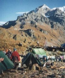 Mardi Himal from base camp.jpg (104903 bytes)